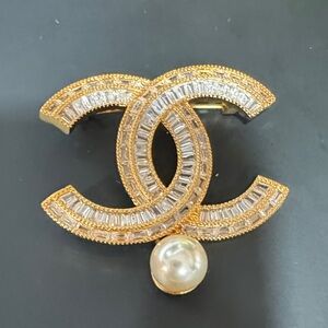 Classic Gold and Lab diamonds Brooch with Pearl Accent